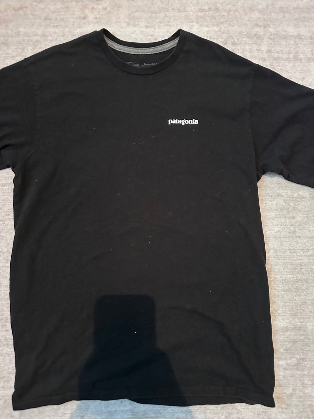 Patagonia Black P-6 Logo Responsibili-Tee Shirt Medium - Picture 2 of 3
